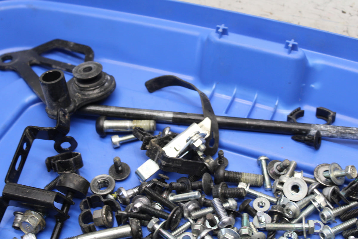 22-24 YAMAHA XSR900 MOUNTING BOLTS HARDWARE MOTOR SCREWS BB683