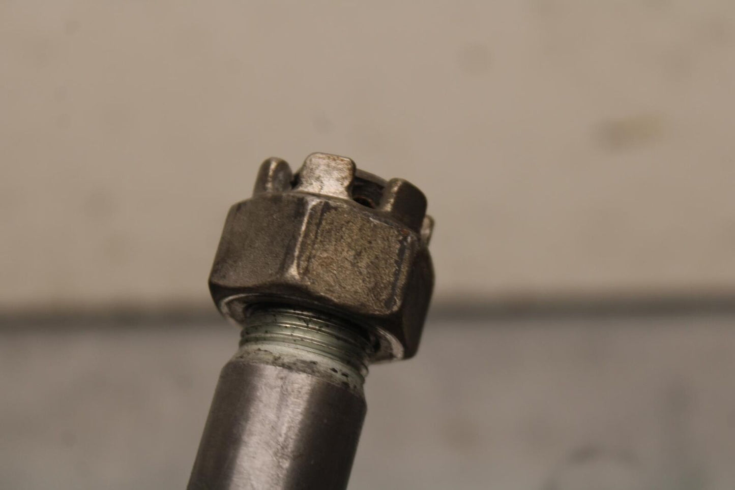 03-08 KAWASAKI VULCAN 1600 REAR AXLE BACK WHEEL RIM PIVOT BOLT AXEL BB616