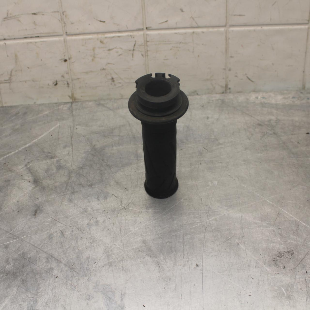 05 YAMAHA YZF R6S RIGHT THROTTLE GRIP TUBE BB462