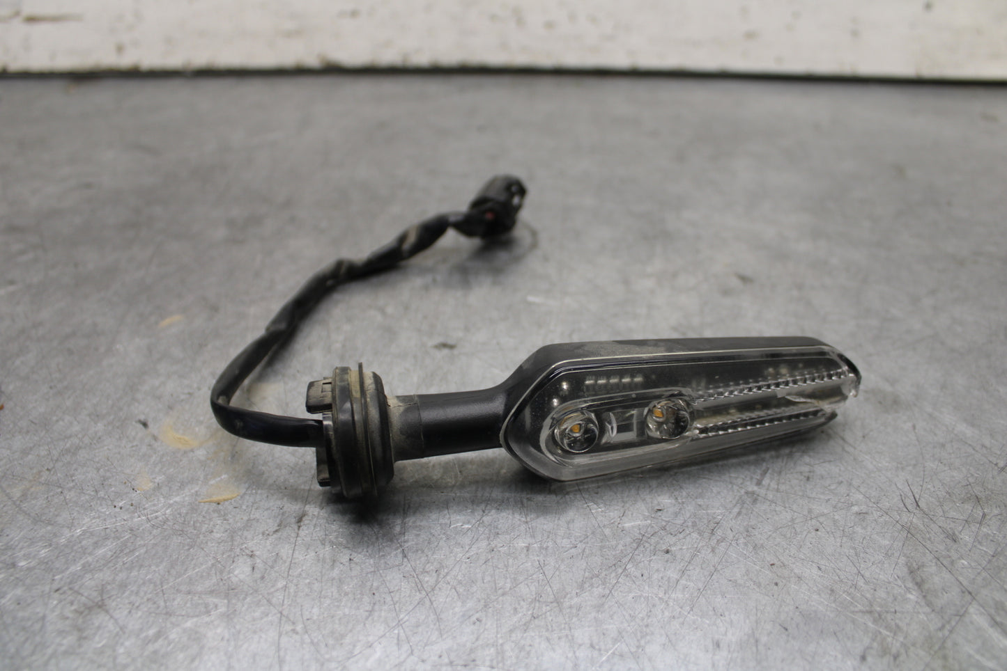 22-24 YAMAHA XSR900 RIGHT FRONT TURN SIGNAL LIGHT INDICATOR BB683