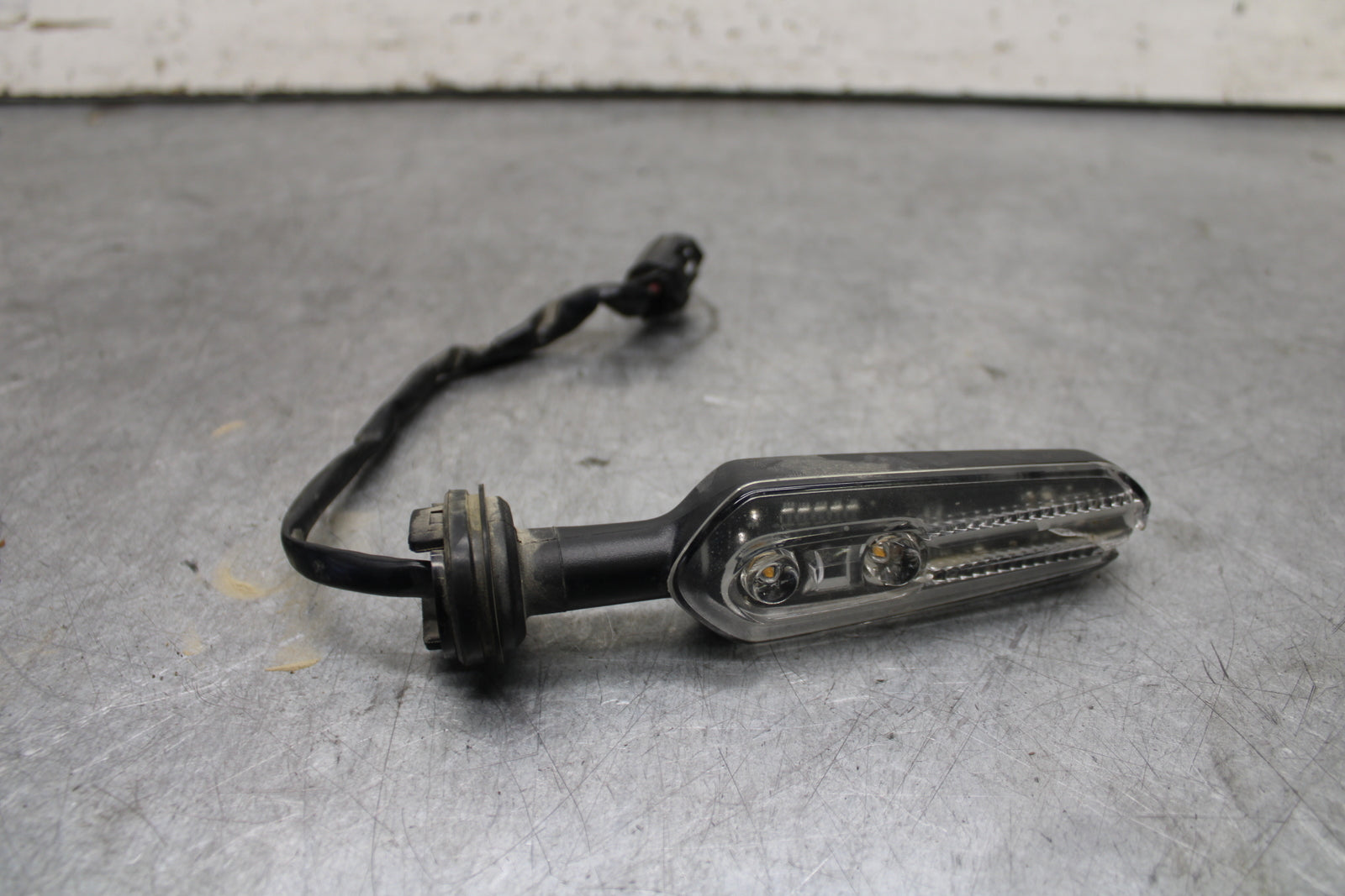 22-24 YAMAHA XSR900 RIGHT FRONT TURN SIGNAL LIGHT INDICATOR BB683