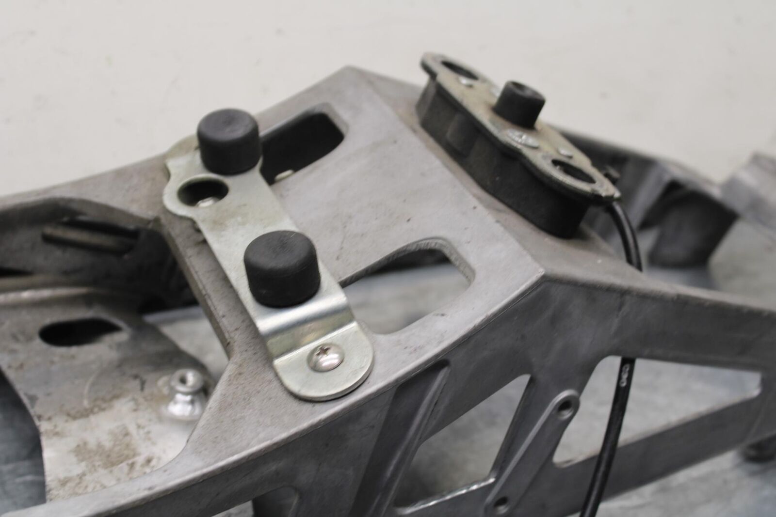 06-07 SUZUKI GSXR750 REAR SUBFRAME SUB FRAME 41211-01H00-YAP 41231-41G10 BB613