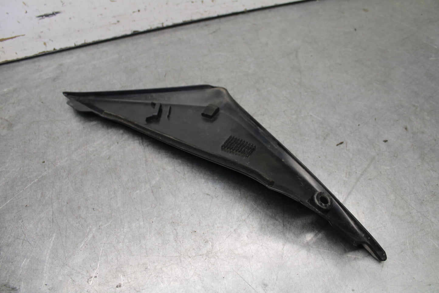 05-06 SUZUKI GSXR1000 LEFT FRONT SIDE SEAT SADDLE PANEL TRIM COWL FAIRING BB663