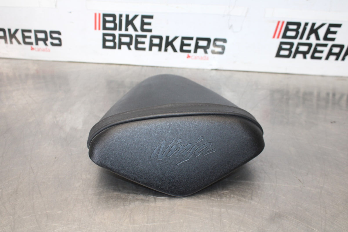 13-18 KAWASAKI NINJA ZX6R REAR BACK PASSENGER TANDEM SEAT PAD SADDLE BB908