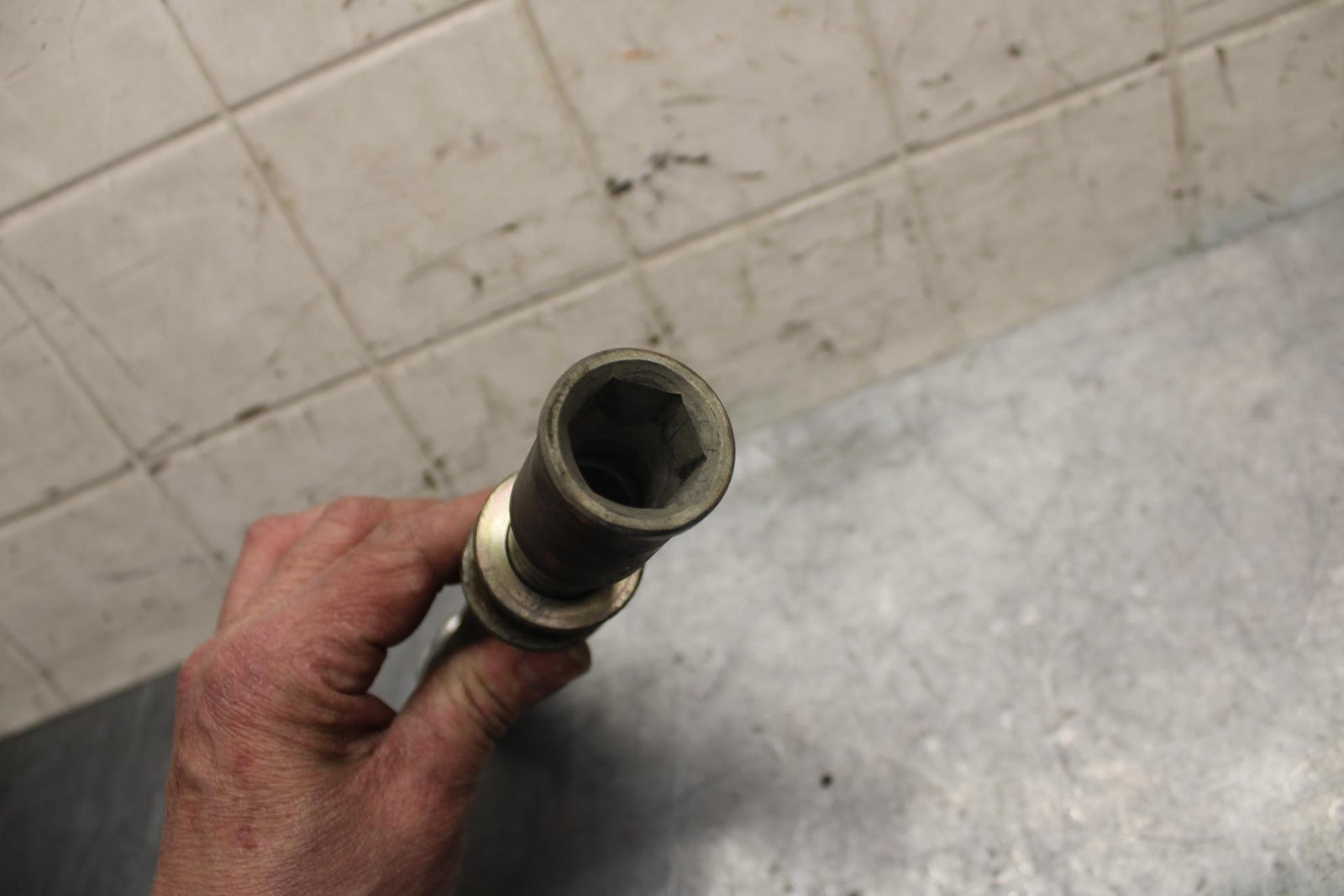 2004 Kawasaki Ninja ZX6RR ZX600M FRONT WHEEL RIM AXLE PIVOT BOLT BB43