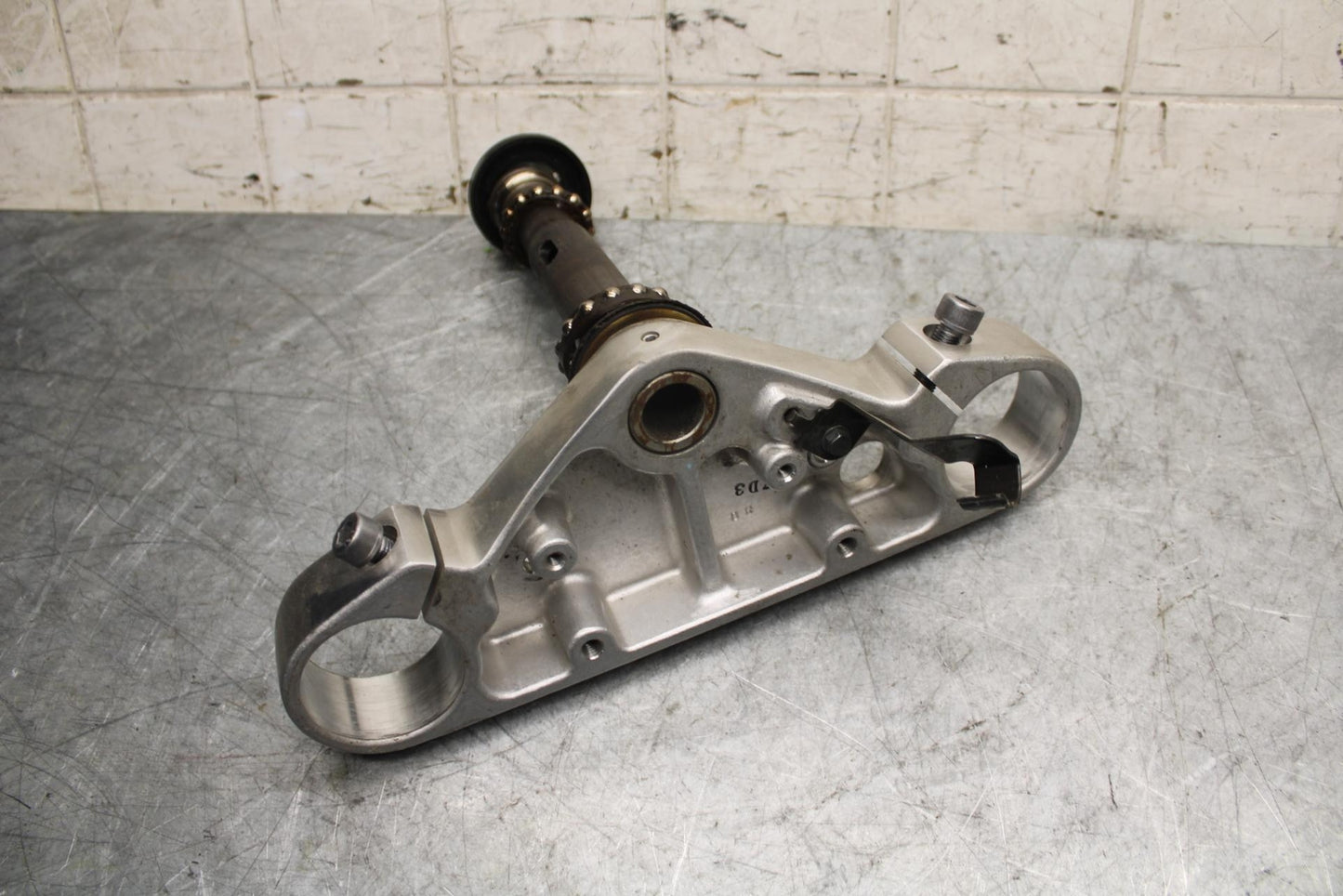 2007 Suzuki Boulevard M50B FRONT FORKS CLAMP LOWER TRIPLE TREE STEM BB537