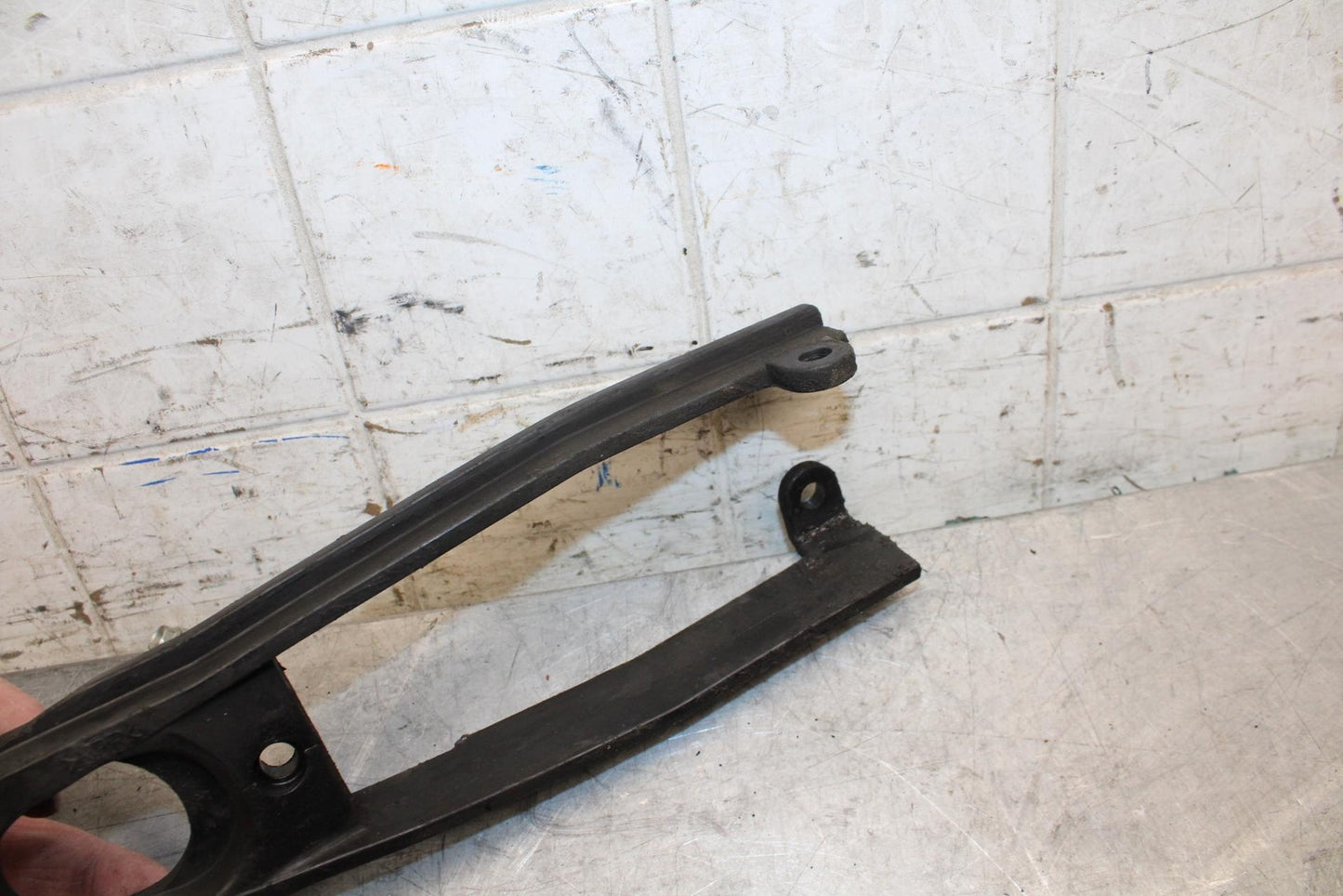 2007 Suzuki GSXR750 SWINGARM CHAIN BUFFER SLIDER GUIDE 61273-01H00 BB546