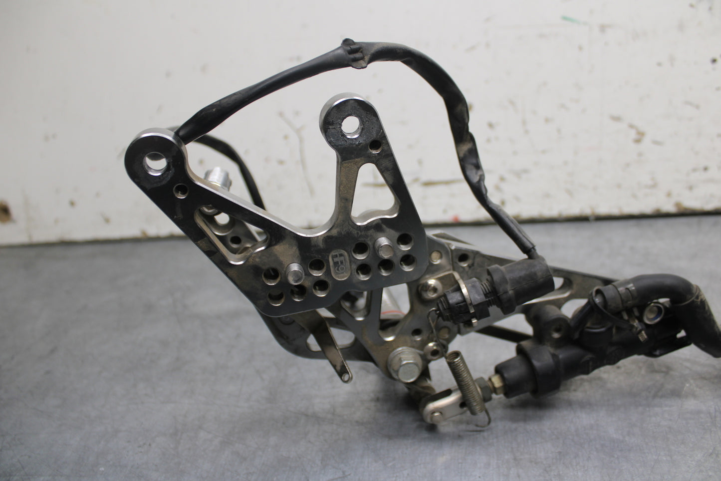 07-08 YAMAHA YZF R1 RIGHT REARSET REAR SET DRIVER FOOT PEG REST STOP BB724