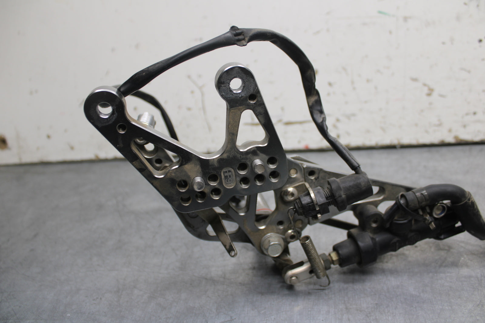 07-08 YAMAHA YZF R1 RIGHT REARSET REAR SET DRIVER FOOT PEG REST STOP BB724