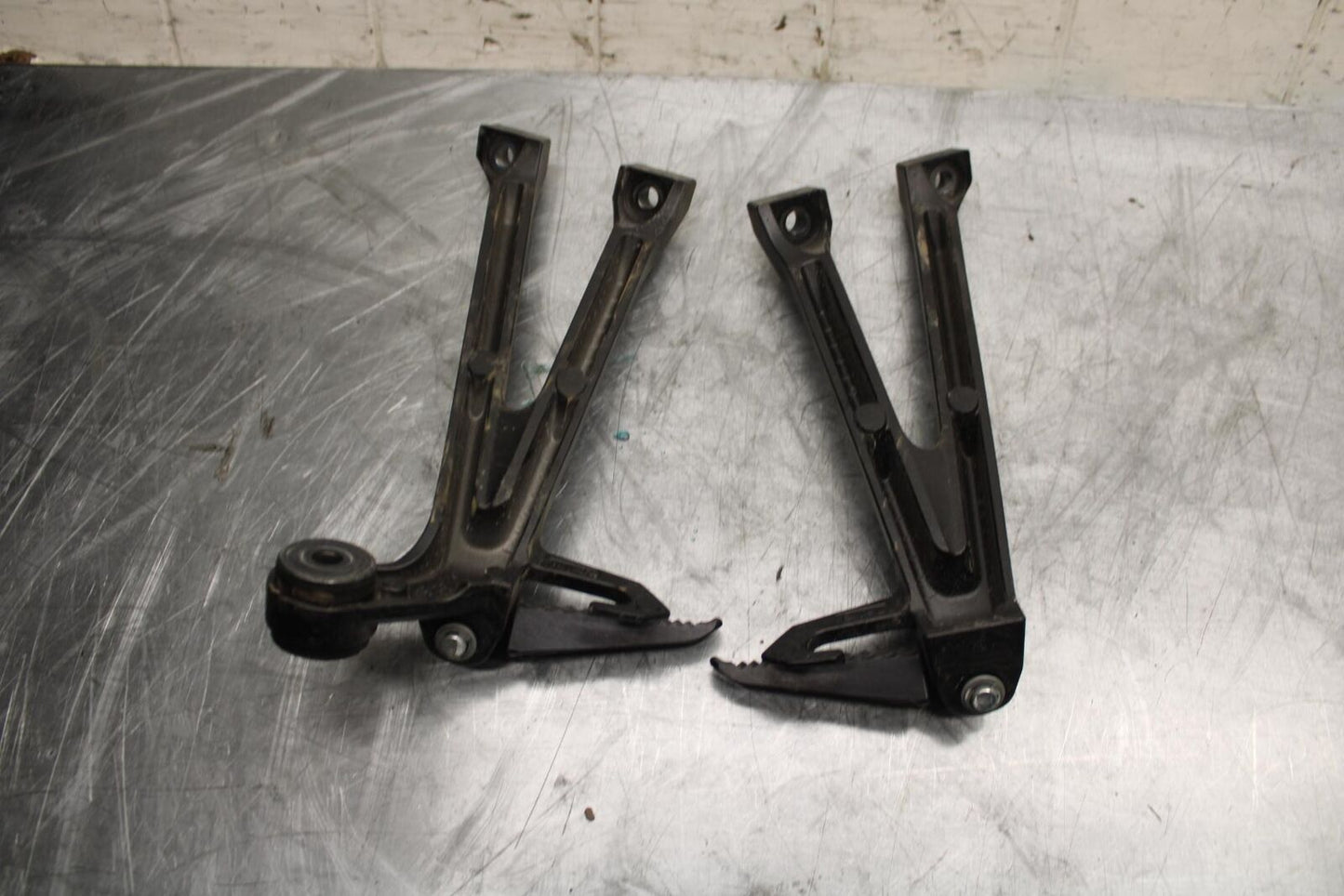 11-21 SUZUKI GSXR750 ALUMINUM REAR BACK PASSENGER PEG SET PAIR BB492