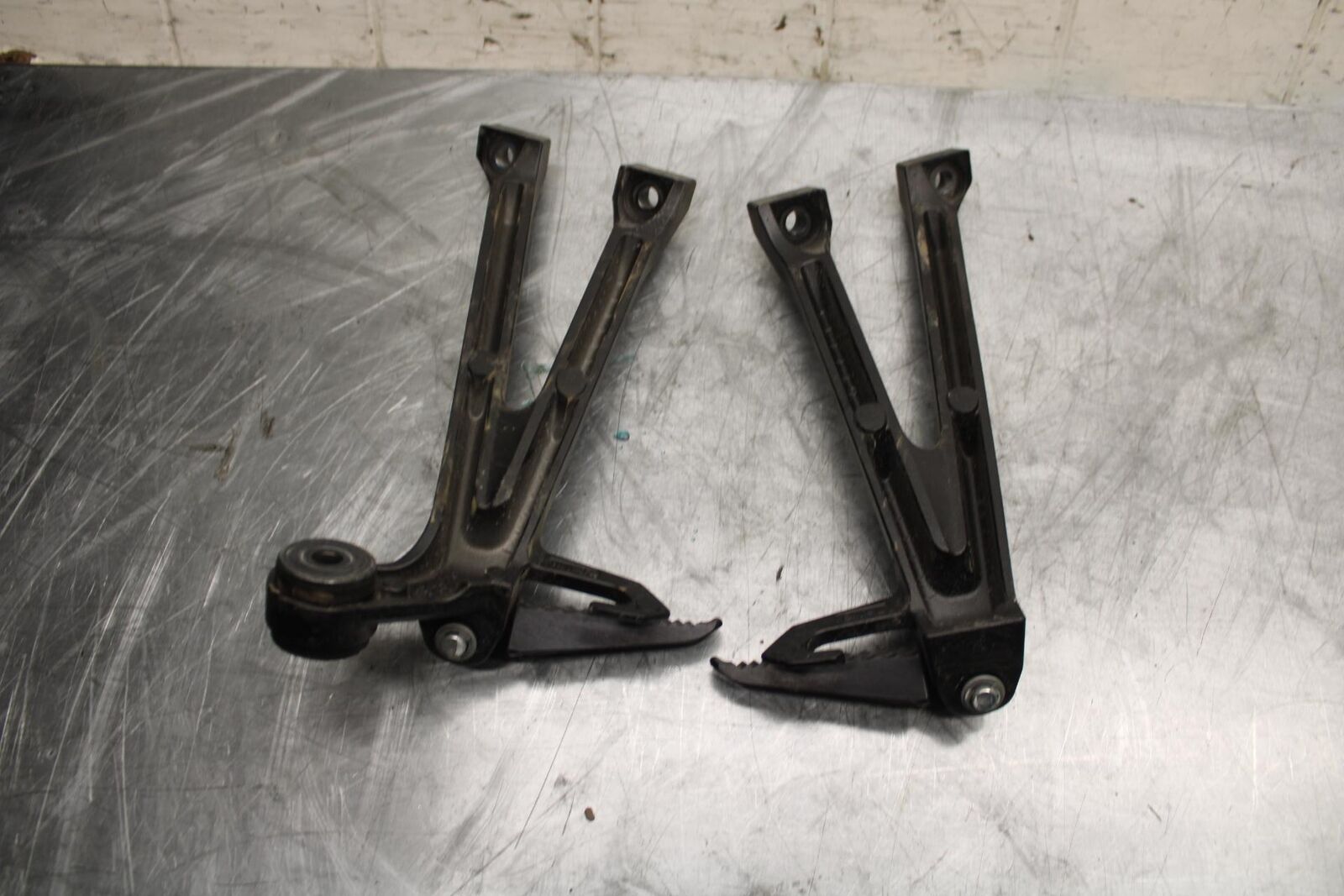 11-21 SUZUKI GSXR750 ALUMINUM REAR BACK PASSENGER PEG SET PAIR BB492