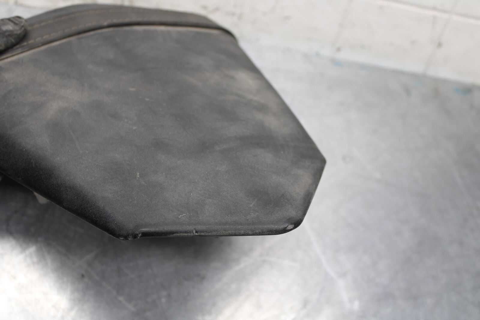 2006 Yamaha YZF R6 REAR BACK PASSENGER TANDEM SEAT PAD SADDLE PILLION BB560
