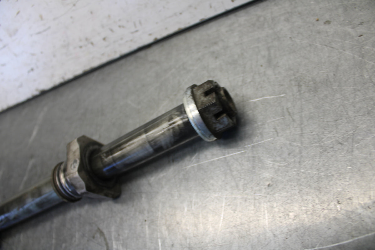 04 SUZUKI GSXR600 REAR AXLE BACK WHEEL RIM PIVOT BOLT AXEL 64711-33E10  BB676