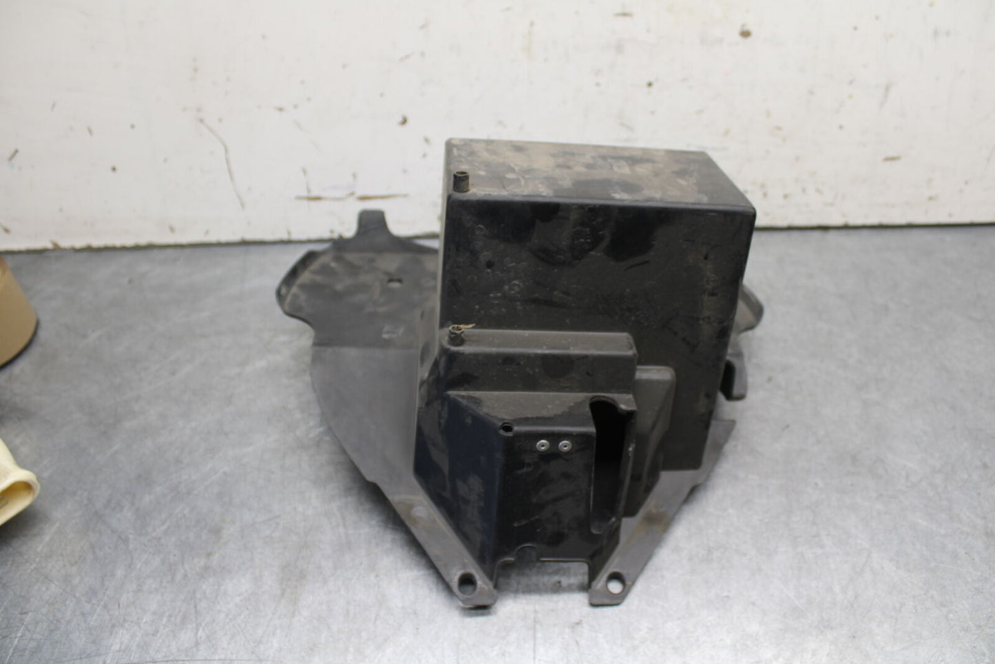 05-06 SUZUKI BOULEVARD M50 BATTERY TRAY BOX HOLDER BB671