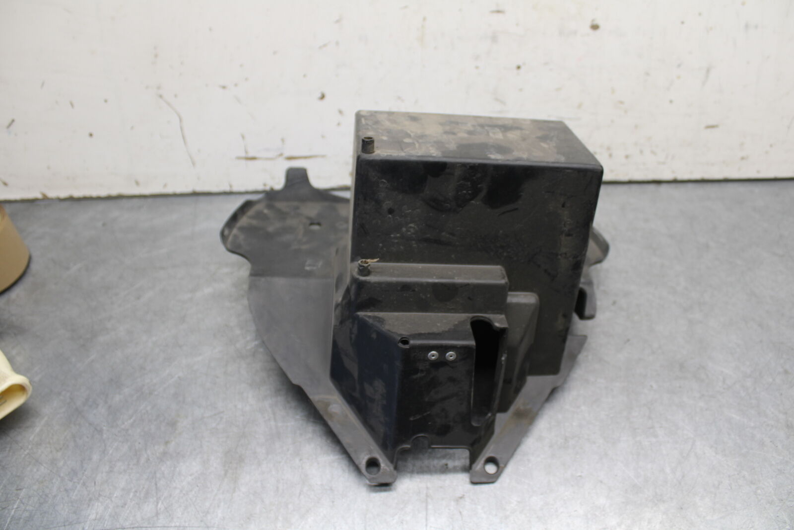 05-06 SUZUKI BOULEVARD M50 BATTERY TRAY BOX HOLDER BB671