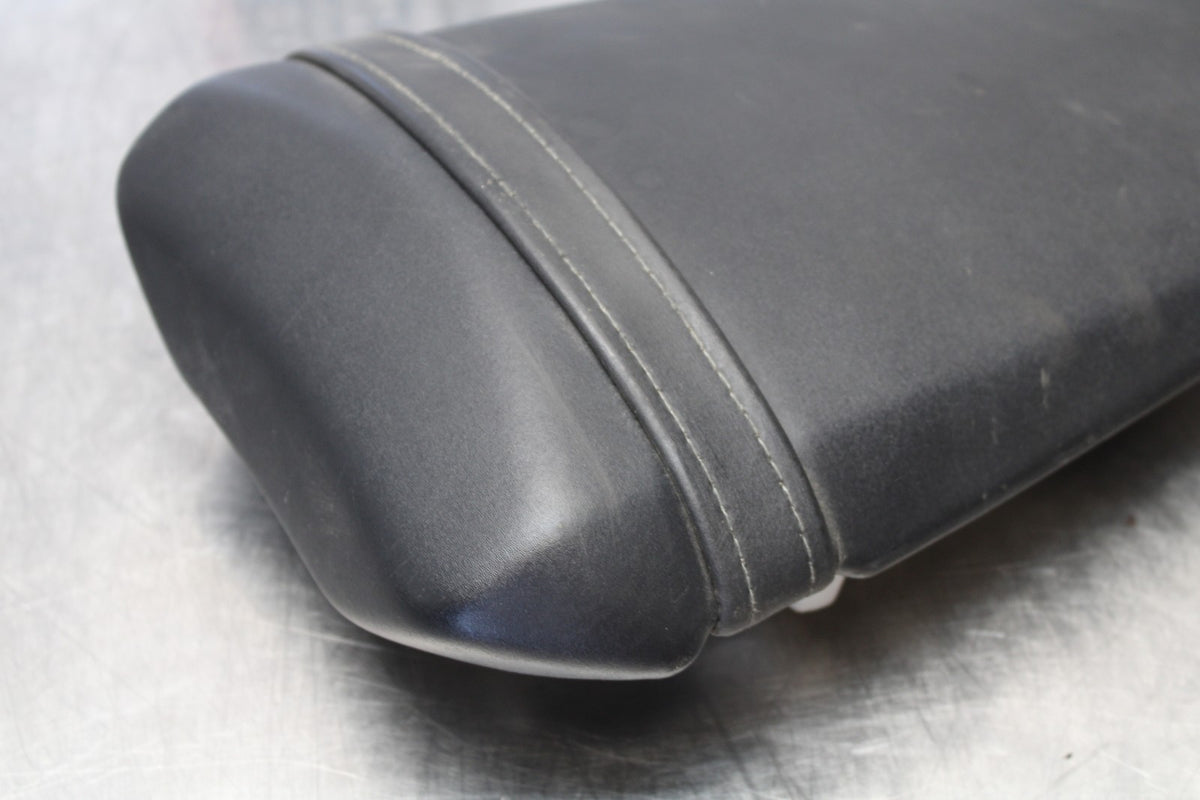 04-05 YAMAHA YZF R1 REAR BACK PASSENGER TANDEM SEAT PAD SADDLE PILLION BB173