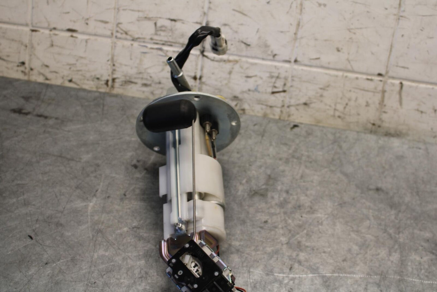 11-23 SUZUKI GSXR 750 FUEL PUMP GAS PETROL SENDER UNIT BB54