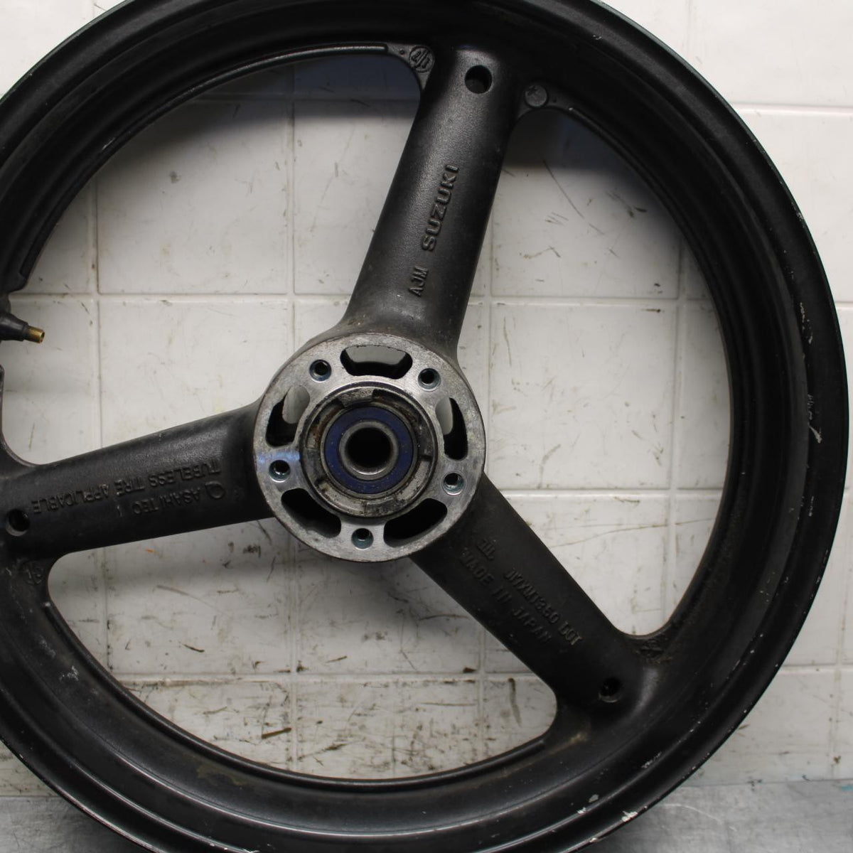 1997 Suzuki Bandit 1200 GSF1200S FRONT WHEEL BB559