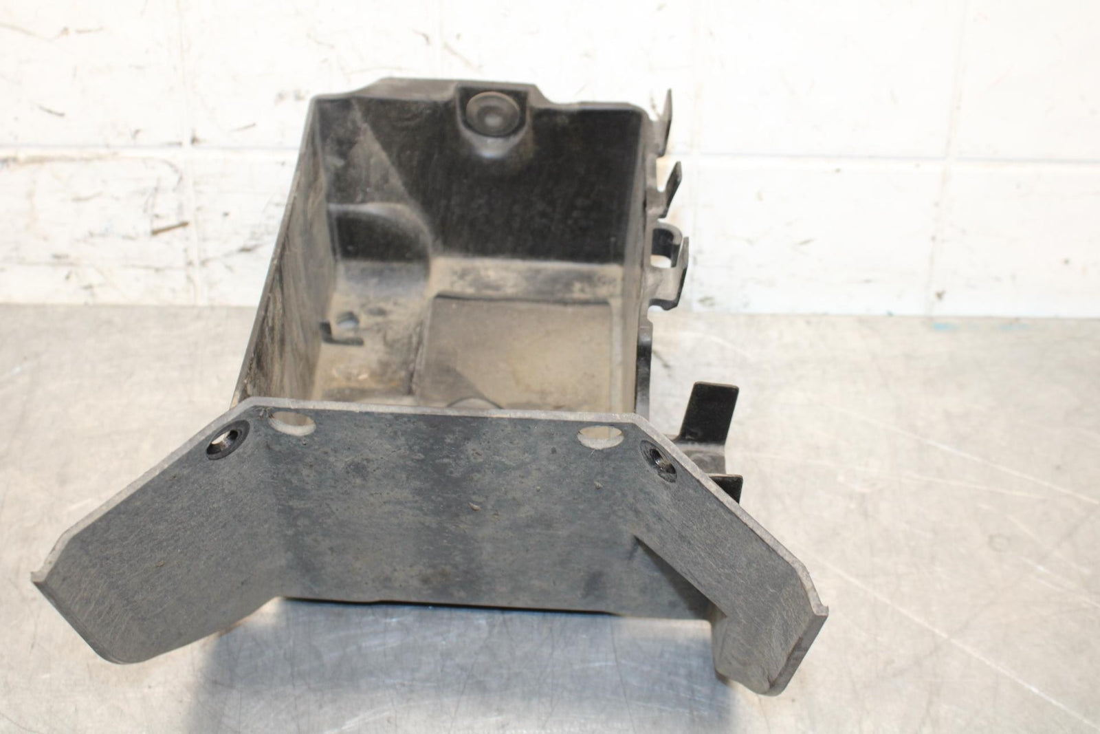 2005 Kawasaki Vulcan 1600 VN1600D Nomad BATTERY TRAY BOX HOLDER BB556