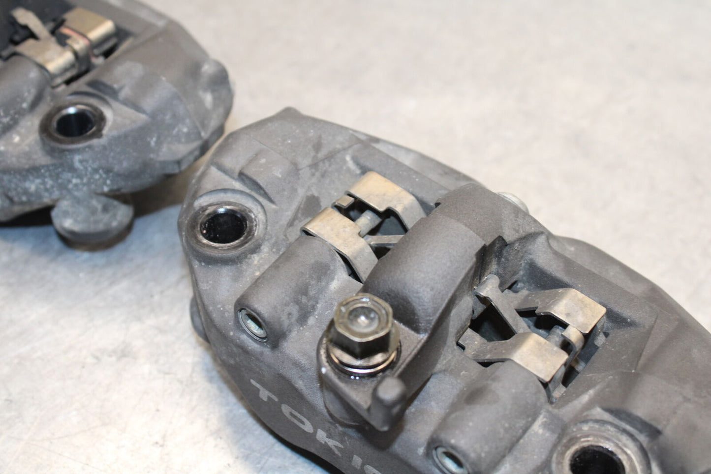 05-06 HONDA CBR600RR RIGHT LEFT FRONT BRAKE CALIPER SET PAIR CALIPERS BB655