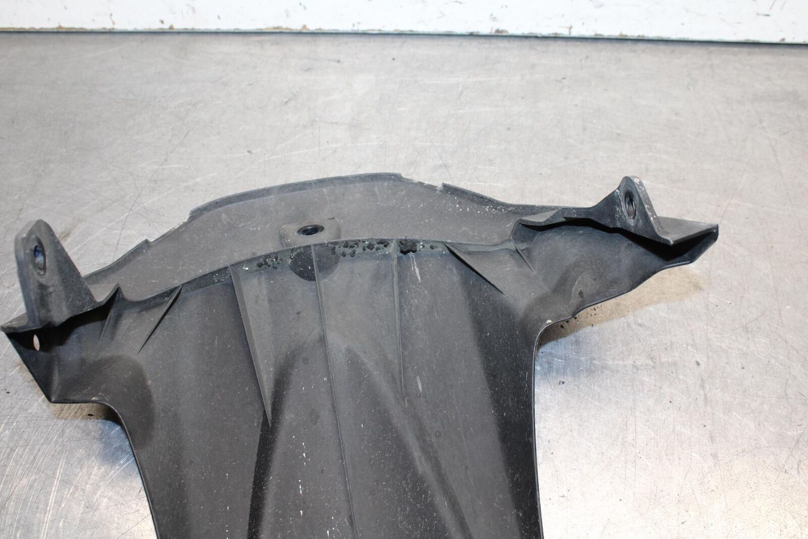 11-23 SUZUKI GSXR 750 REAR BACK WHEEL TIRE HUGGER FENDER BB630