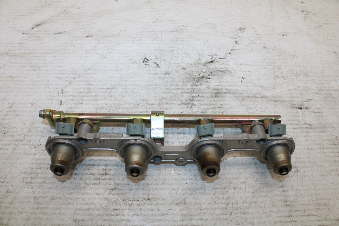05-06 HONDA CBR600RR SECONDARY FUEL INJECTORS TOP AIRBOX GAS RAIL BB307