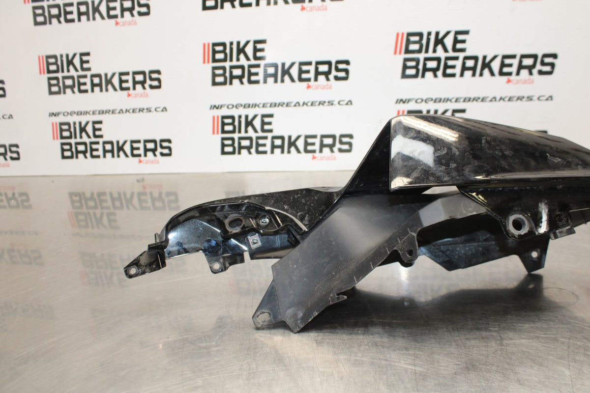 22-25 YAMAHA YZF R7 RIGHT REAR BACK TAIL FAIRING COWL SHROUD BB176