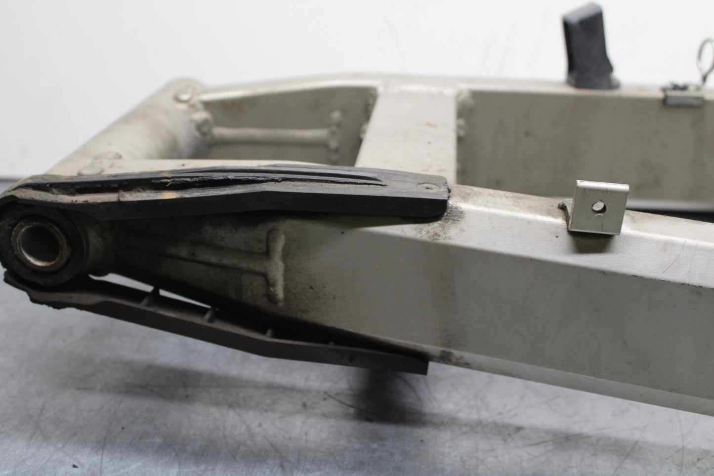 00-02 KAWASAKI NINJA ZX6R REAR SWINGARM BACK SUSPENSION SWING ARM BB750