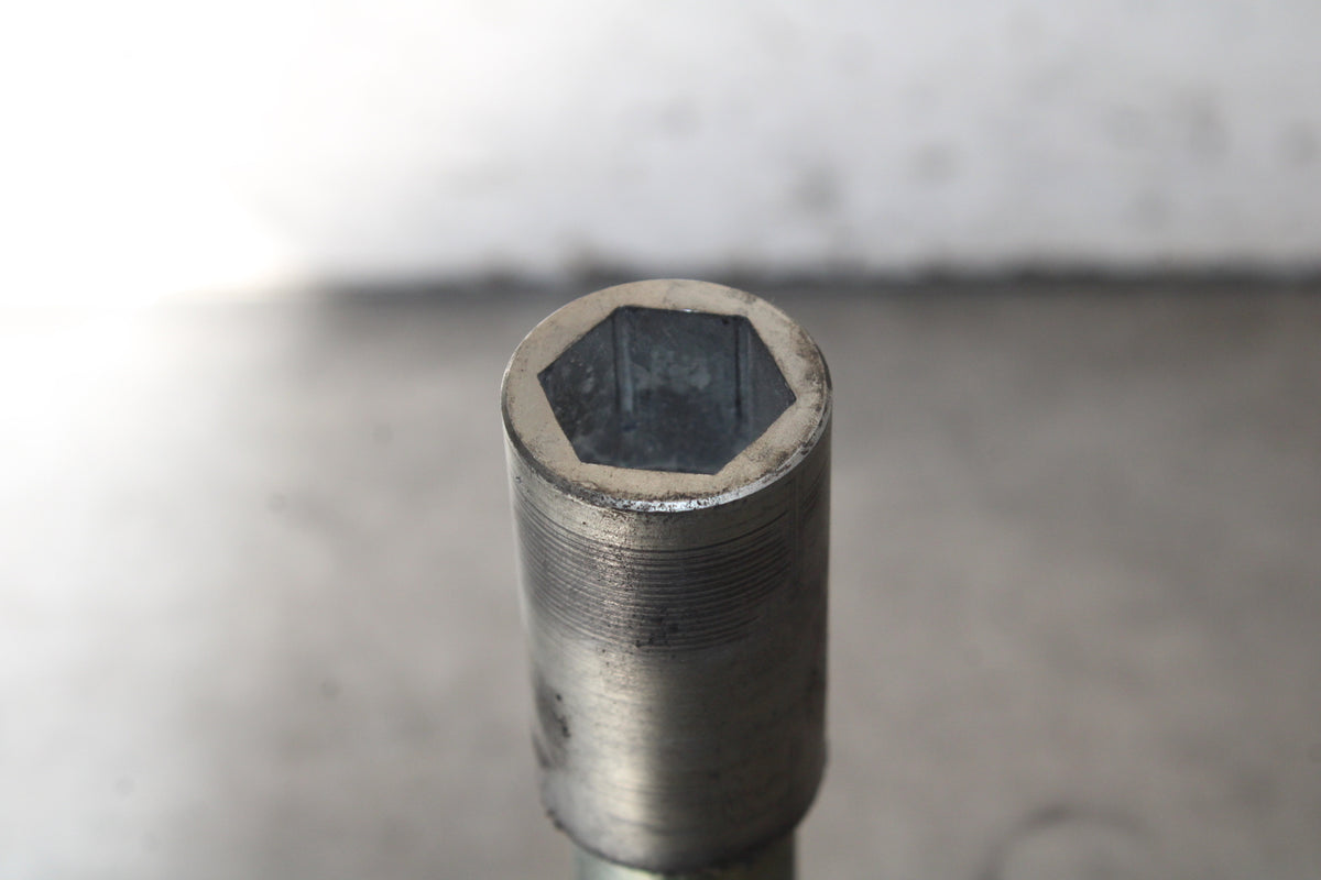 07-08 TRIUMPH DAYTONA 675 FRONT WHEEL RIM AXLE PIVOT BOLT BB685