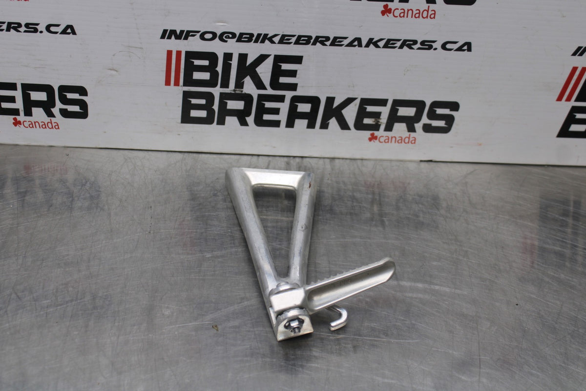 03-05 YAMAHA YZF R6  LEFT REAR BACK PASSENGER PEG BB793