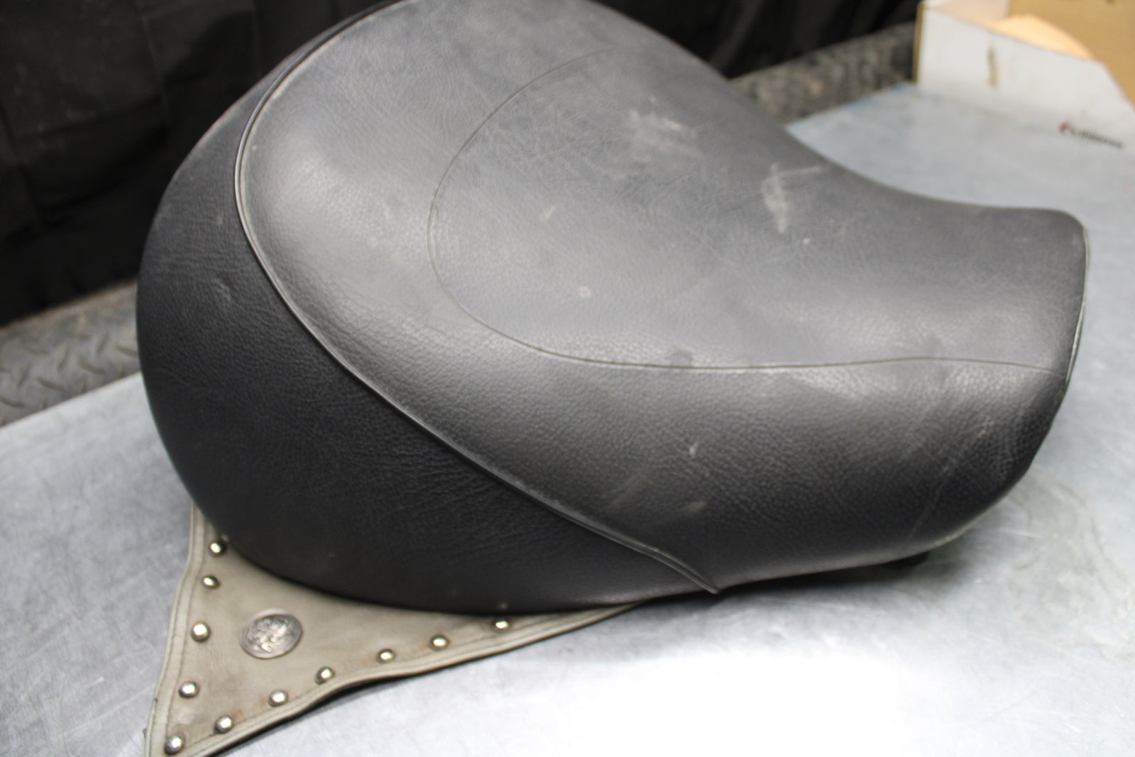 00 SUZUKI INTRUDER 1500 VL1500 FRONT DRIVERS SEAT BB761