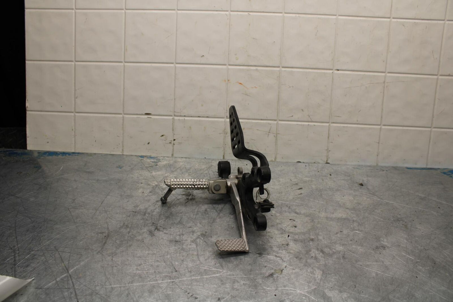 08-16 YAMAHA YZF R6 RIGHT REARSET REAR SET DRIVER FOOT PEG REST STOP BB443
