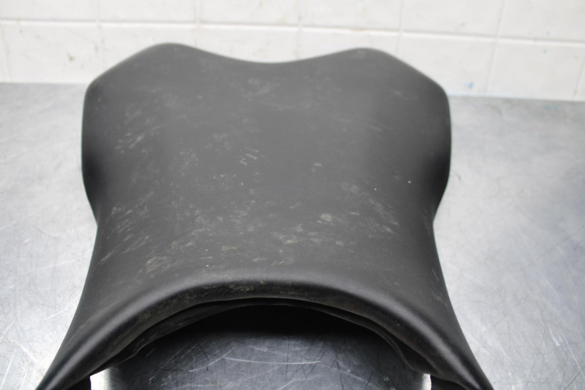 2007 Yamaha YZF R6 FRONT DRIVERS SEAT PAD SADDLE PILLION 2C0-24710-00-00 BB590