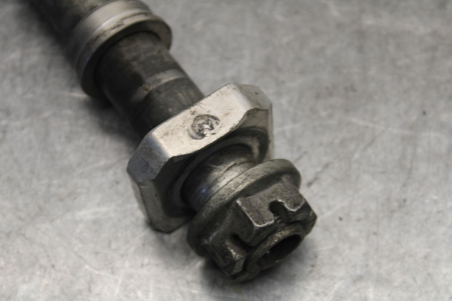 05-06 SUZUKI GSXR1000 REAR AXLE BACK WHEEL RIM PIVOT BOLT AXEL 64711-33E30 BB677