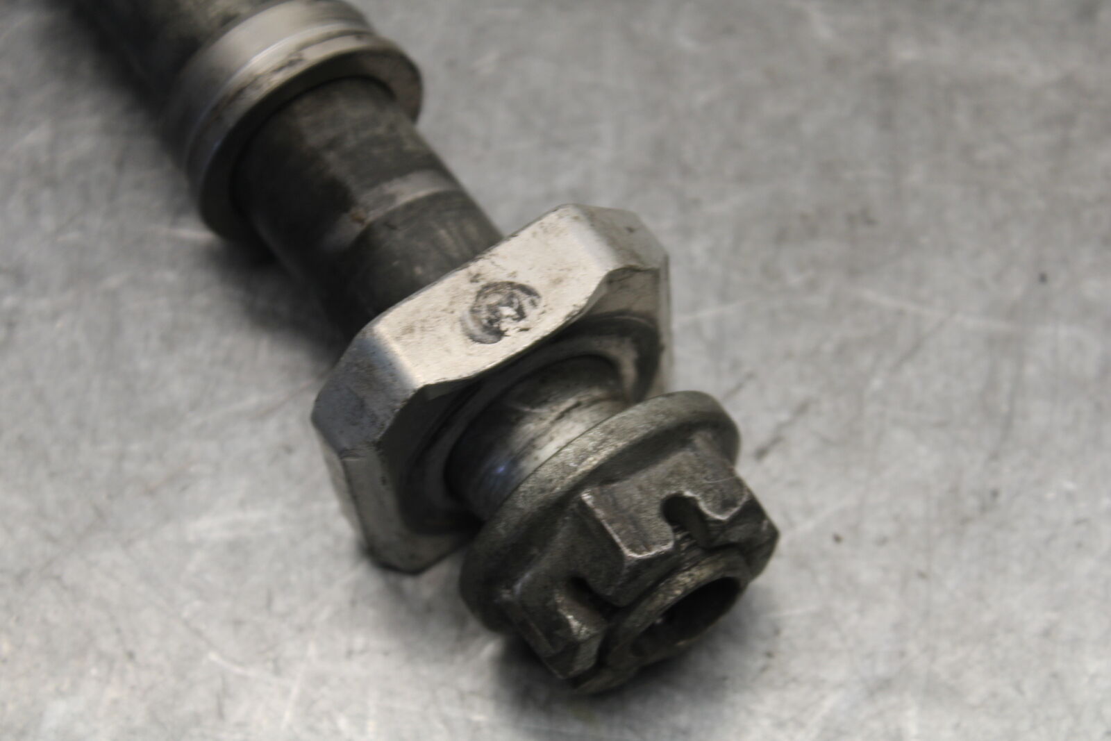 05-06 SUZUKI GSXR1000 REAR AXLE BACK WHEEL RIM PIVOT BOLT AXEL 64711-33E30 BB677