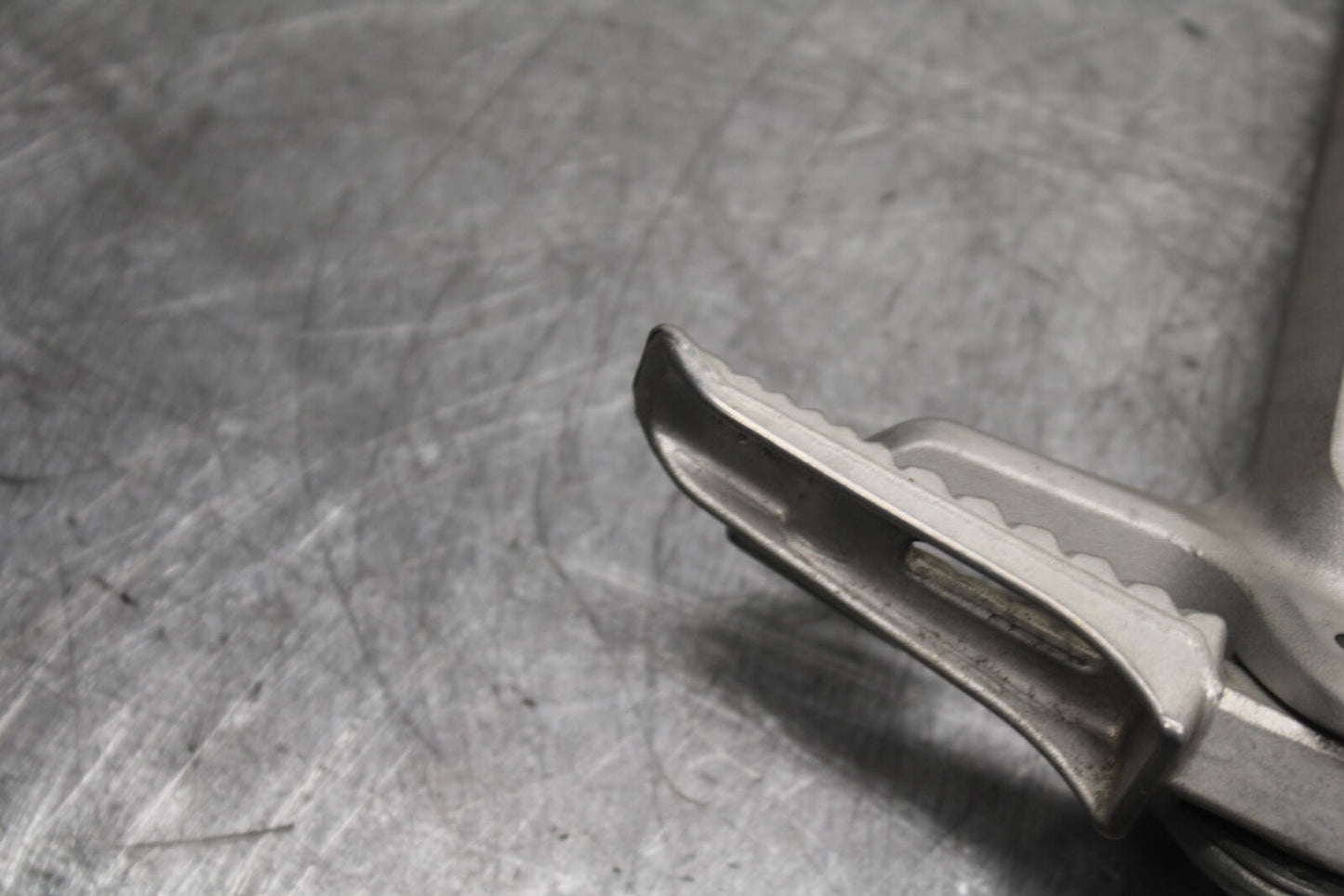 05-08 SUZUKI GSXR1000 REAR BACK PASSENGER PEG SET PAIR BB113