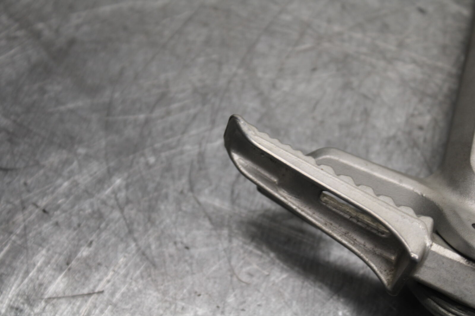 05-08 SUZUKI GSXR1000 REAR BACK PASSENGER PEG SET PAIR BB113