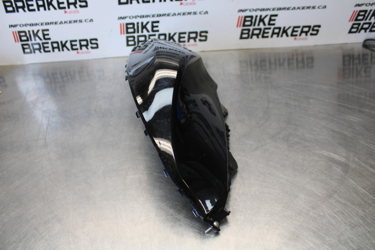 22-25 YAMAHA YZF R7 RIGHT GAS TANK FUEL CELL PANEL COVER TRIM COWL BB176