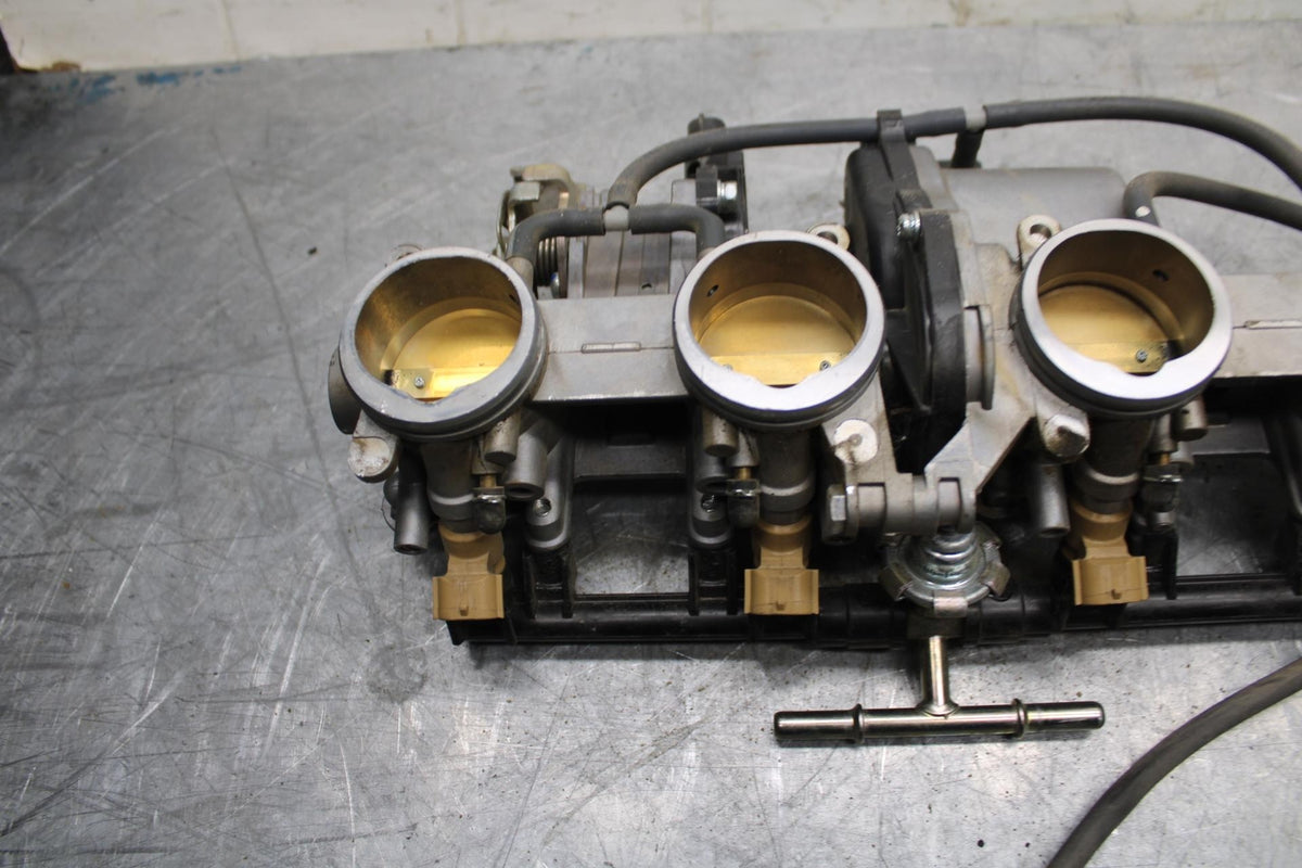 18 YAMAHA YZF R1  MAIN FUEL INJECTORS / THROTTLE BODIES BB473