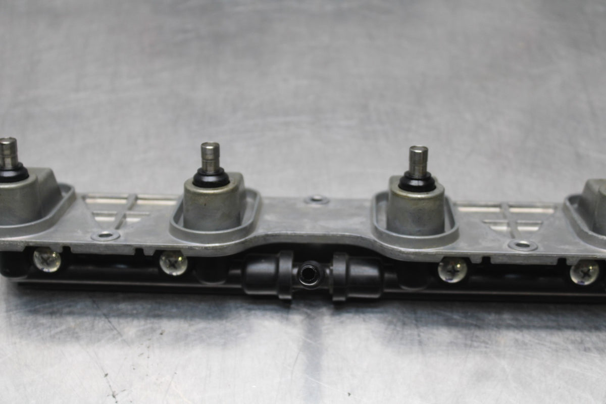 08 KAWASAKI NINJA ZX10R SECONDARY FUEL INJECTORS TOP AIRBOX GAS RAIL BB201