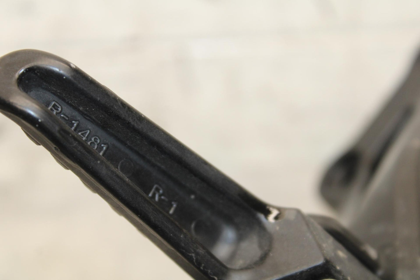 2000 Kawasaki Ninja ZX12R ZX1200A RIGHT REAR BACK PASSENGER PEG 34028-1481 BB565