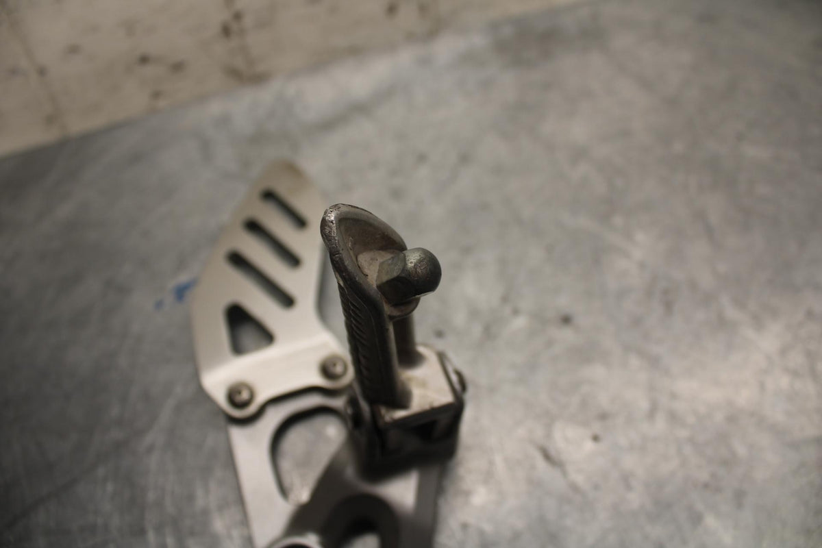 2006 Suzuki GSXR750 LEFT REARSET REAR SET DRIVER FOOT PEG REST STOP BB40