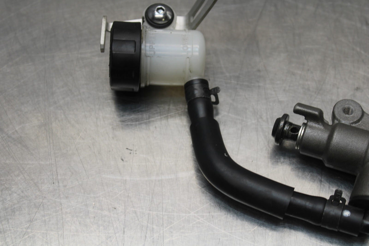18 YAMAHA YZF R1  REAR BACK BRAKE MASTER CYLINDER W RESERVOIR BB838