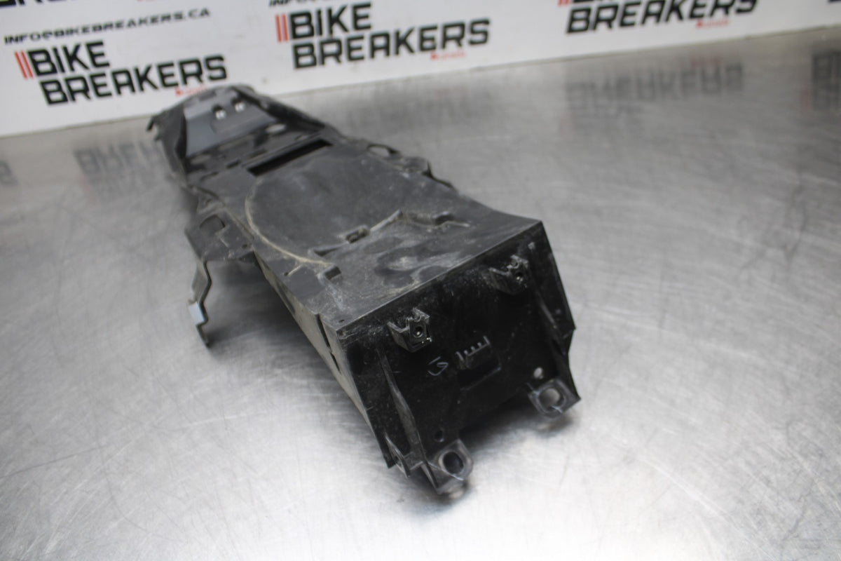 23 YAMAHA YZF R3 REAR BACK TAIL UNDERTAIL BATTERY TRAY PLASTIC BB806