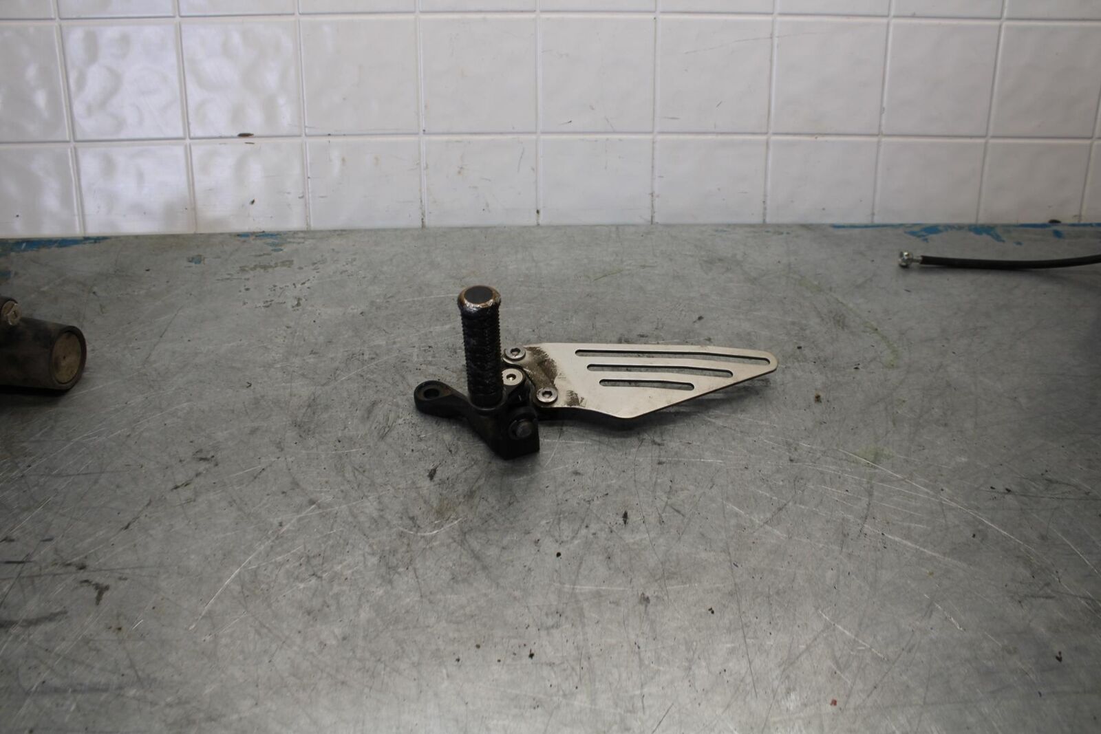 06-07 KAWASAKI NINJA ZX14R LEFT REARSET DRIVER FOOT PEG BRACKET MOUNT  bb433