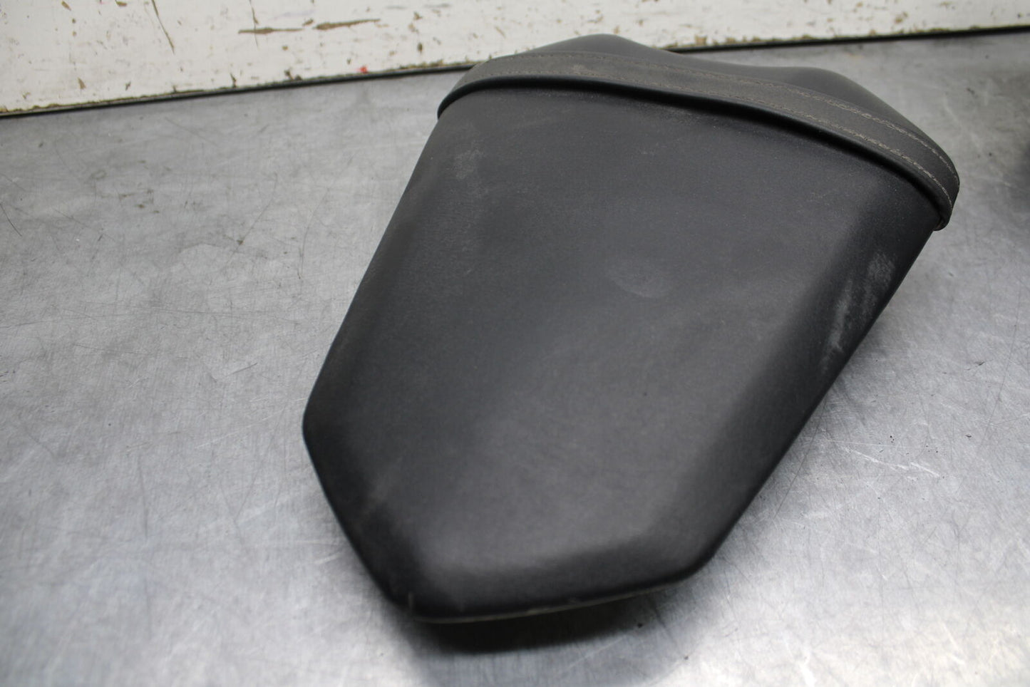 07-08 YAMAHA YZF R1 REAR BACK PASSENGER TANDEM SEAT PAD SADDLE PILLION BB724