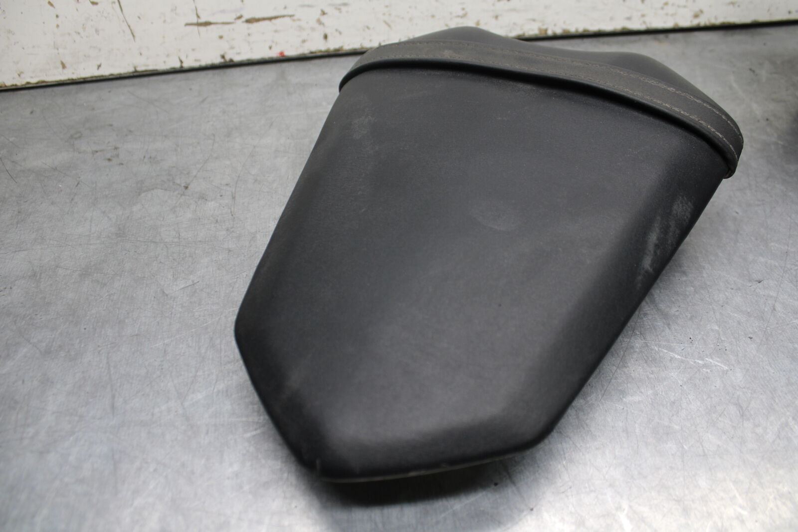 07-08 YAMAHA YZF R1 REAR BACK PASSENGER TANDEM SEAT PAD SADDLE PILLION BB724