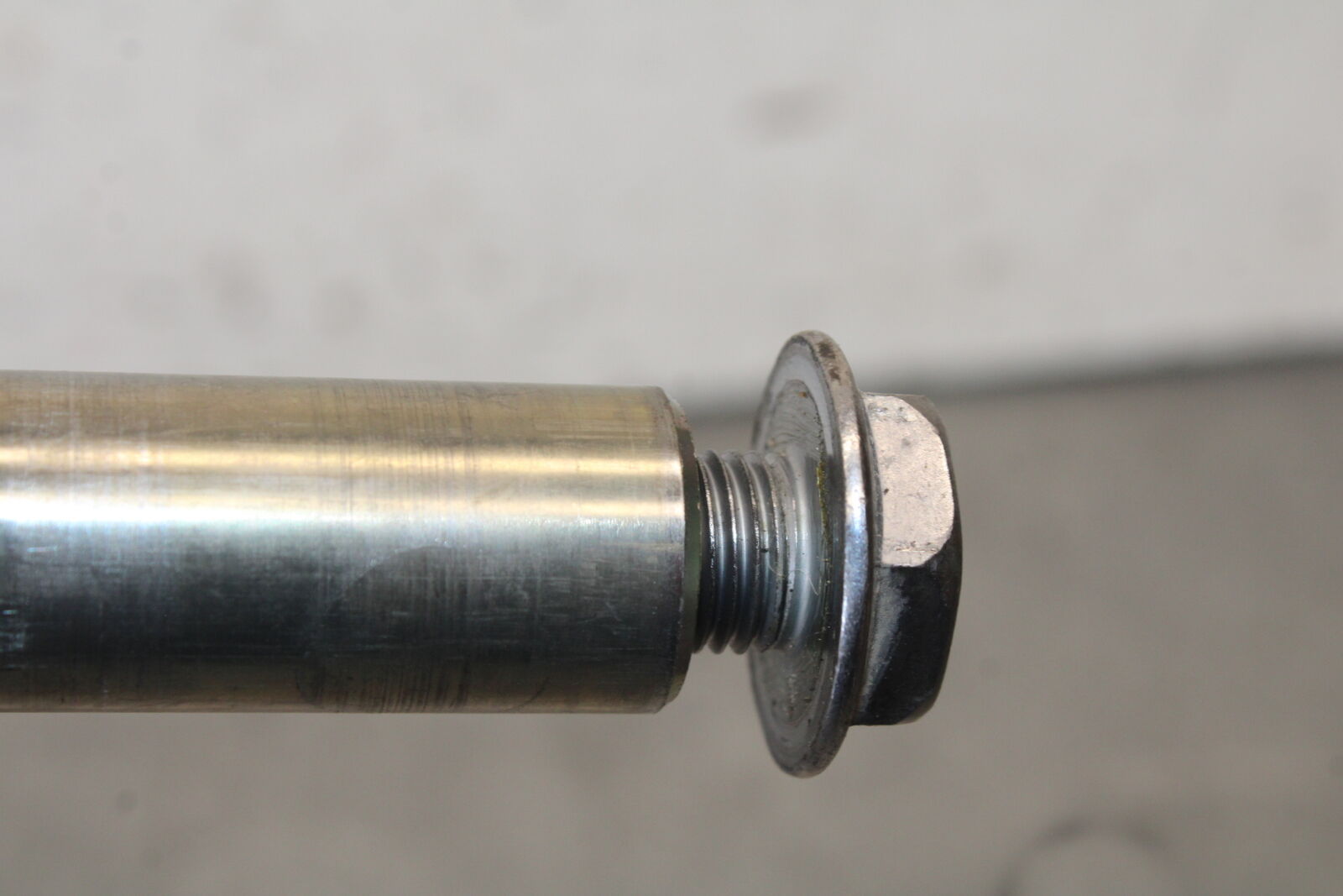 08-16 YAMAHA YZF R6 FRONT WHEEL RIM AXLE PIVOT BOLT 2C0-25181-00-00 BB665