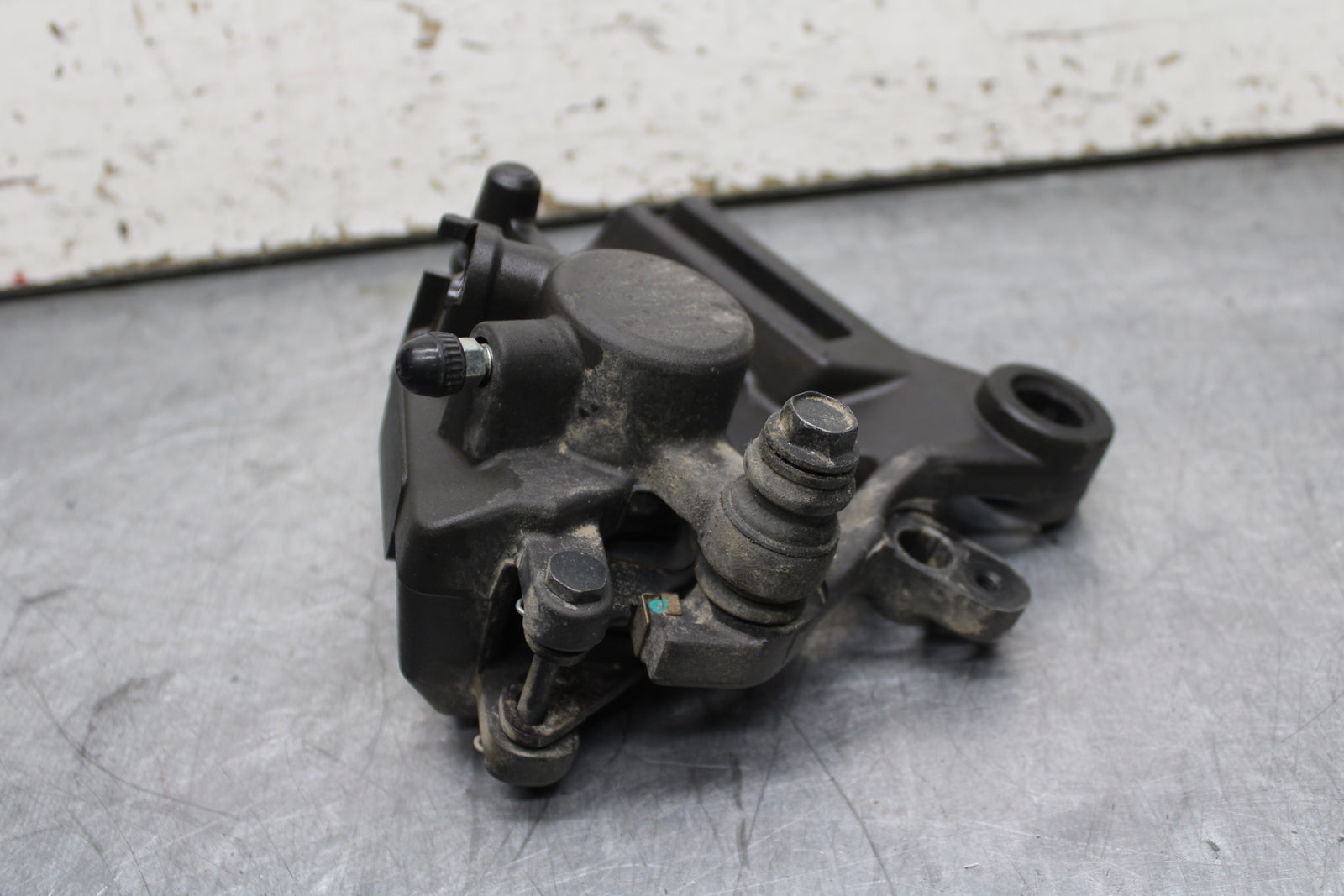 19-24 YAMAHA R3 REAR BACK BRAKE CALIPER W MOUNT BRACKET BB736