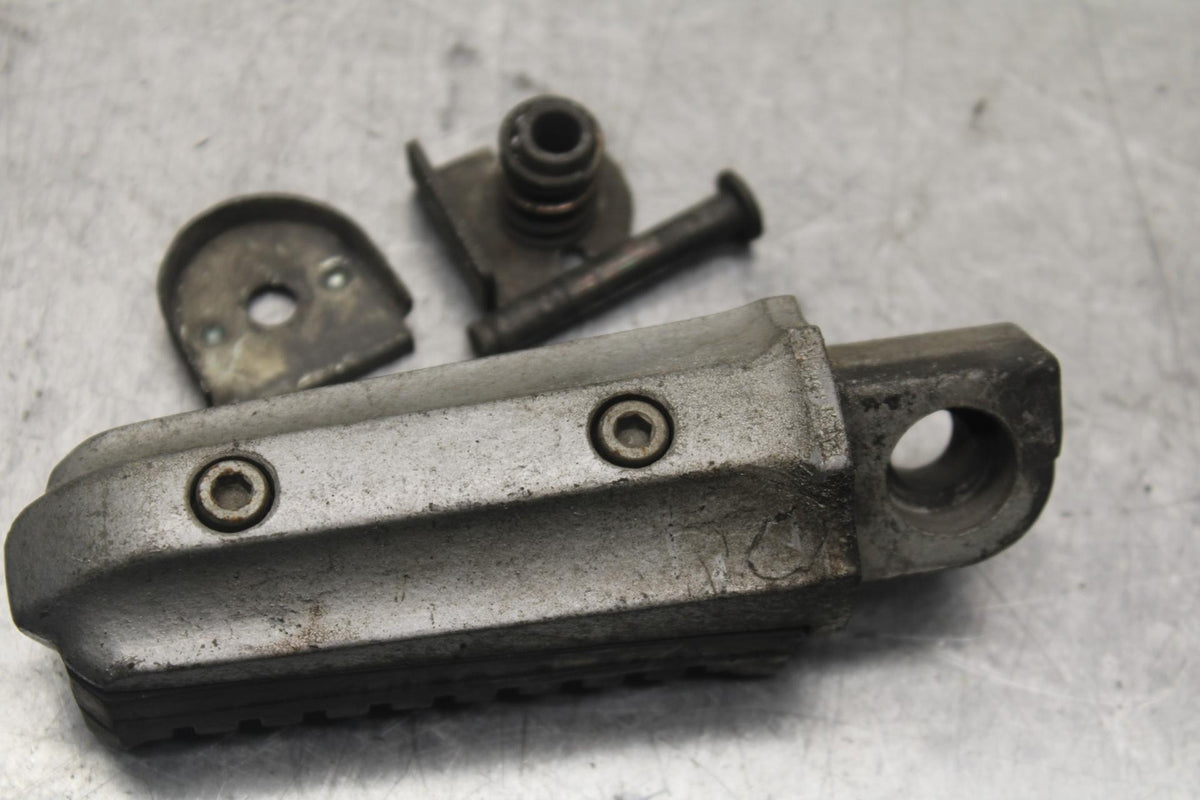 84-86 KAWASAKI GPZ900 REAR BACK PASSENGER PEG SET PAIR BB84
